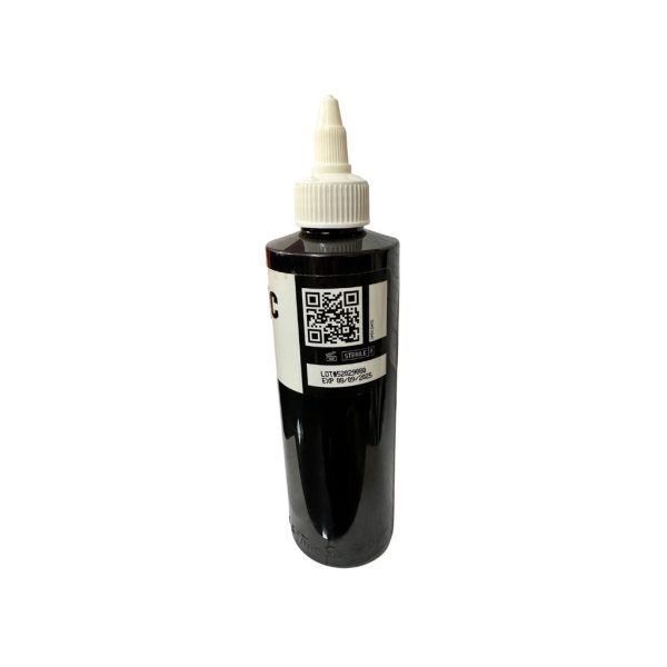 Garrafa fechada da tinta Dynamic Black com rótulo proeminente, indicada para tatuagens de alto contraste.